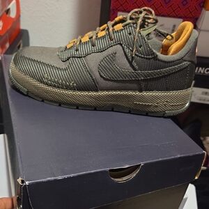 Nike Men's Black and Tan Sneakers